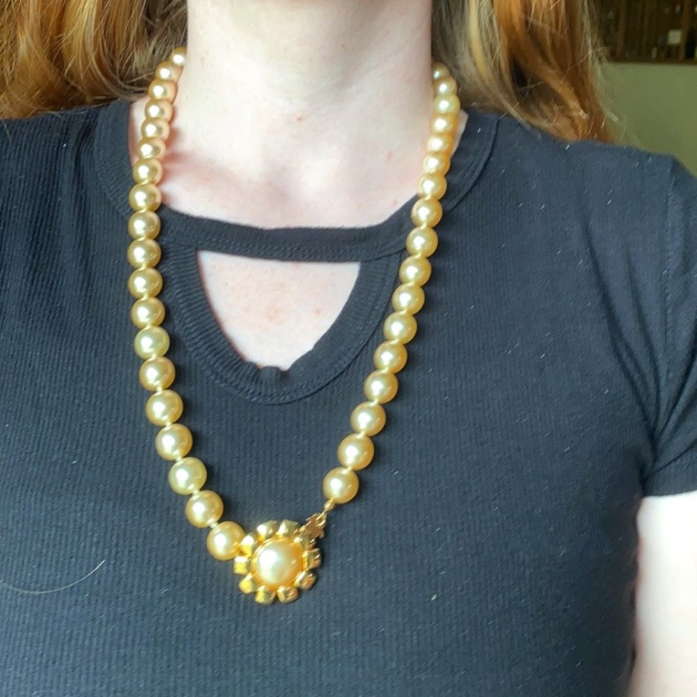 EUC Joan Rivers Faux Pearl Necklace w/Flower Clasp